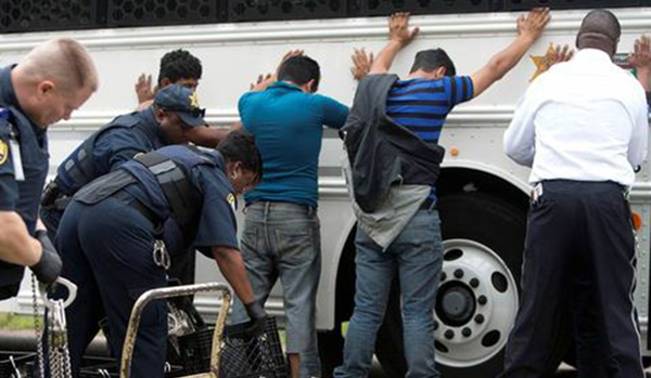 Texas reinstala como delito grave ‘albergar’ u ocultar a inmigrantes indocumentados