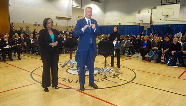 El alcalde recuerda en Queens que es importante la capacitación de los pequeños negocios para el acceso al capital