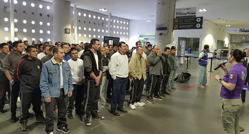 Cada día llegan 500 deportados de Estados Unidos a México, que los recibe como extraños