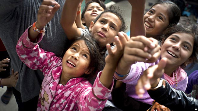 EE.UU. revisa obligación de huella digital a patrocinadores de niños migrantes para descongestionar refugios