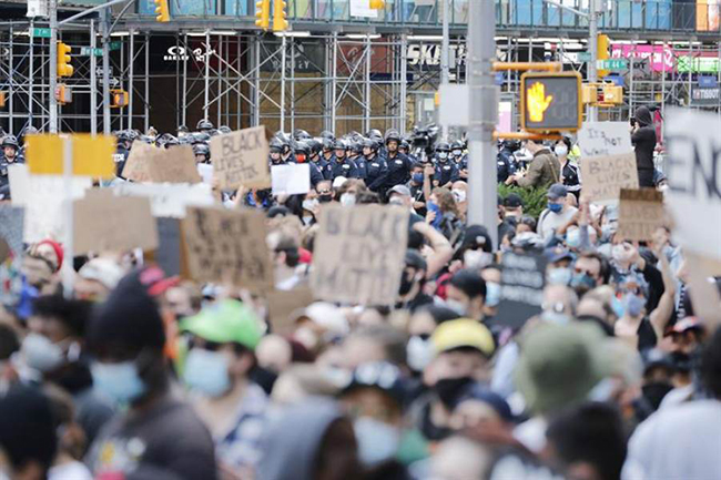 Nueva York, vigilada por 38,000 policías para respetar el Toque de queda tras el vandalismo y el saqueo en Manhattan
