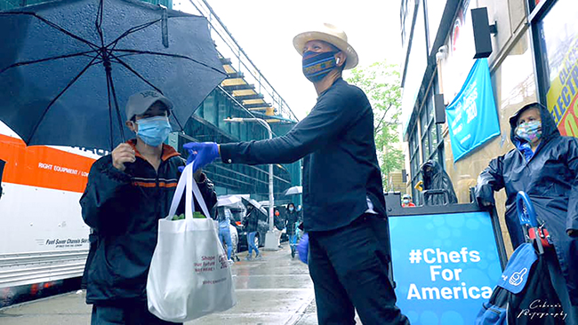 Walter Sinche, un Ángel en la pandemia: ‘Dando la mano al hermano’ en los barrios inmigrantes de New York