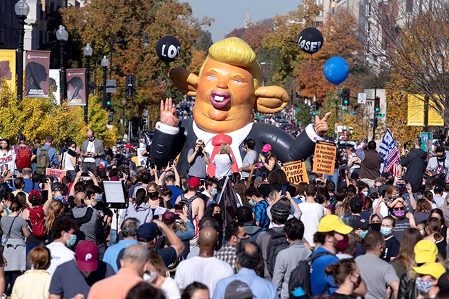 Nueva York, Estados Unidos y el Mundo celebra la caída de Donald Trump; hasta el cielo azul sonreía hoy de alegría