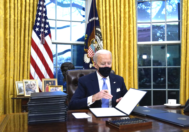 Biden firma Orden Ejecutiva que protege de deportación a 650,000 jóvenes que llegaron niños a USA