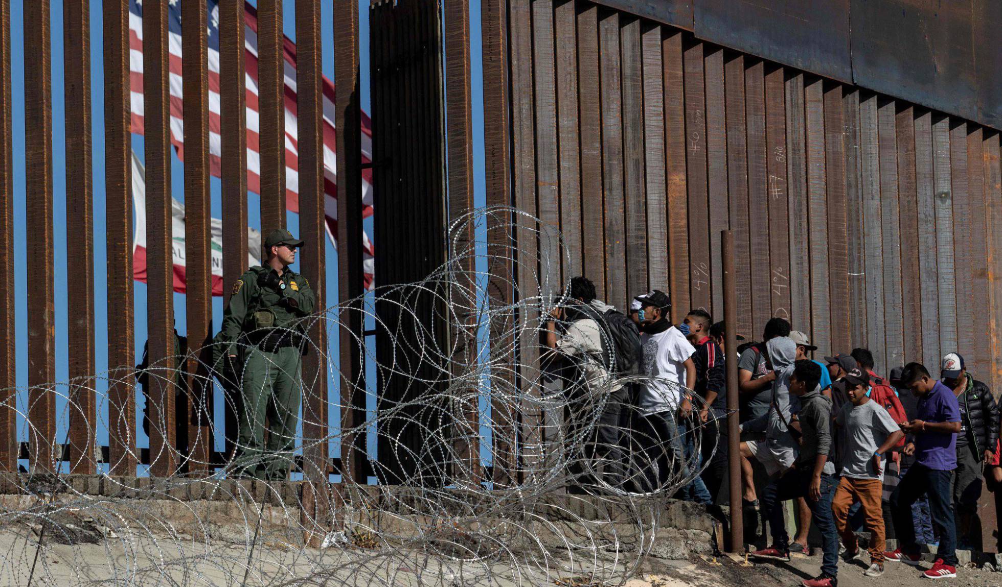 Con cruces cerrados entre EEUU y México, ciudades y agentes afrontan repunte en llegada de migrantes