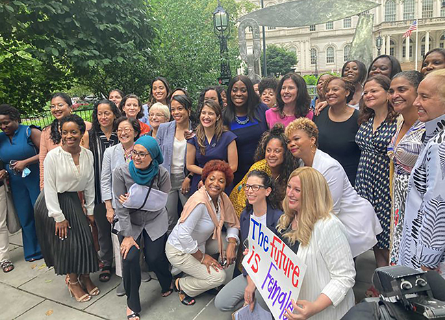 Minorías irrumpen en el Concejo NY: Mujeres son mayoría, lideradas por afroamericanas, latinas y asiáticas