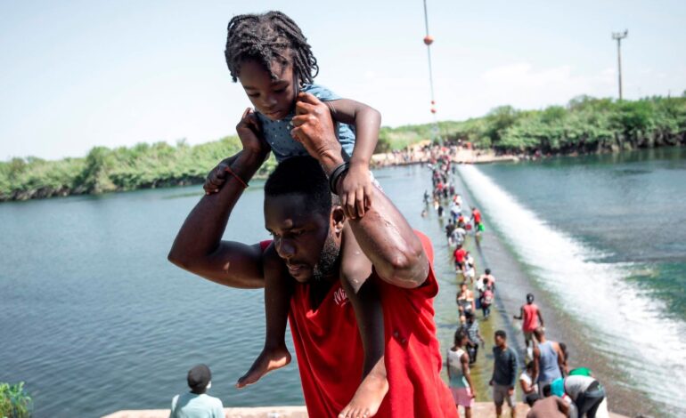Juez rechaza congelar de inmediato programa de parole humanitario para ciertos migrantes
