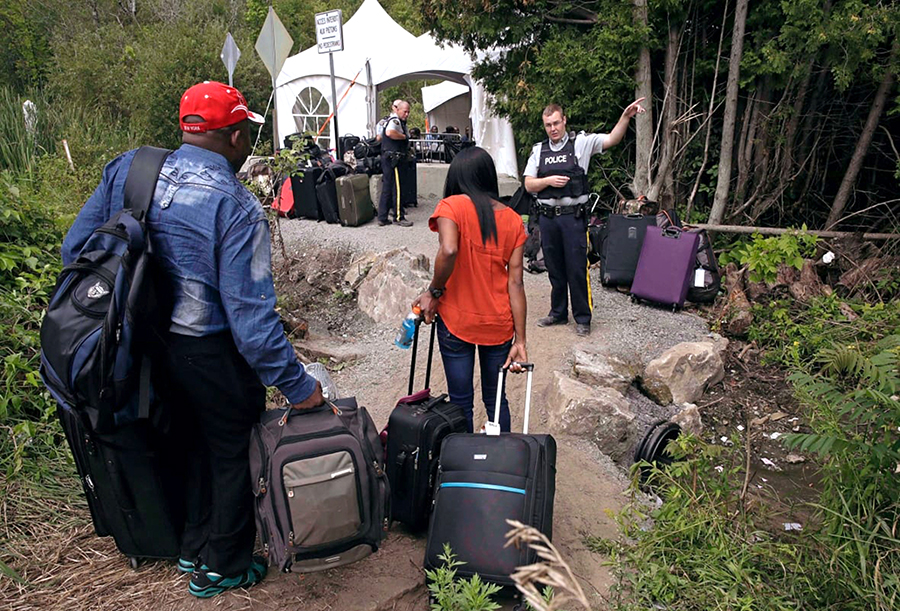 Migrantes tratan de entrar a la fuerza a Estados Unidos en la frontera con México