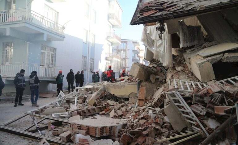 Un poderoso terremoto de magnitud 7,8 sacudió en la madrugada de este lunes el sureste de Turquía y el noroeste de Siria