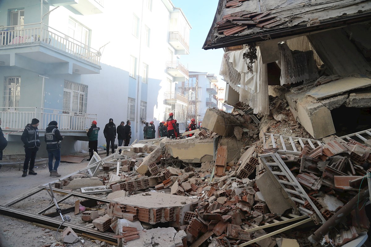 Un poderoso terremoto de magnitud 7,8 sacudió en la madrugada de este lunes el sureste de Turquía y el noroeste de Siria