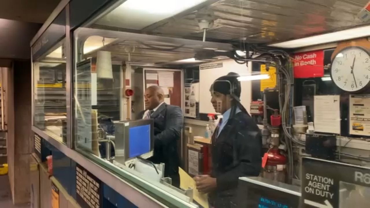 Agentes de la MTA ofrecerán un servicio más personalizado fuera de las cabinas