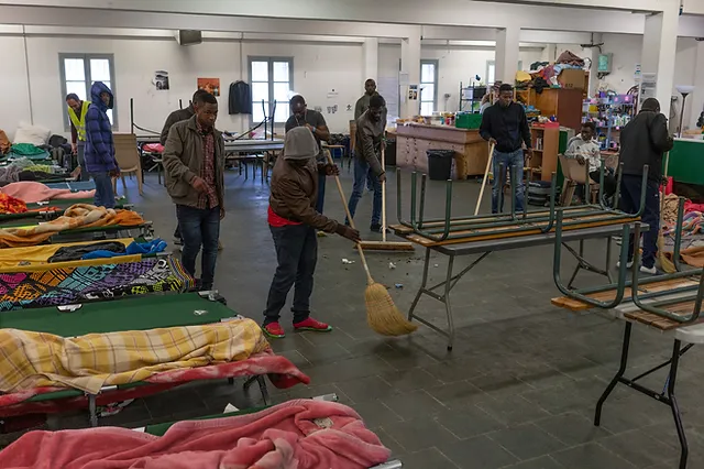 Ciudad abrirá dos nuevos refugios para solicitantes de asilo -cierran terminal en Brooklyn