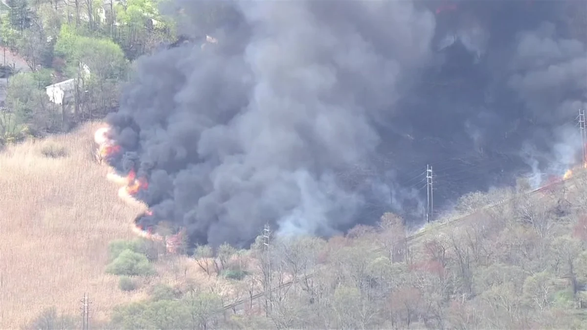 Voraz incendio que amenaza viviendas cercanas en el condado de Rockland NY