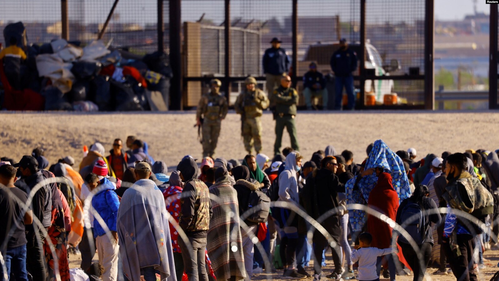 ¿Cuáles son las nuevas restricciones en la frontera de EEUU y cómo afectan a los migrantes?