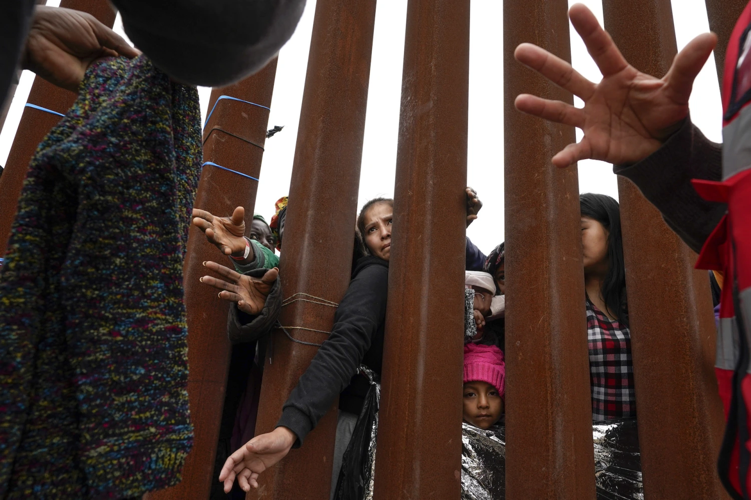 Juez federal bloquea liberación de migrantes en la frontera