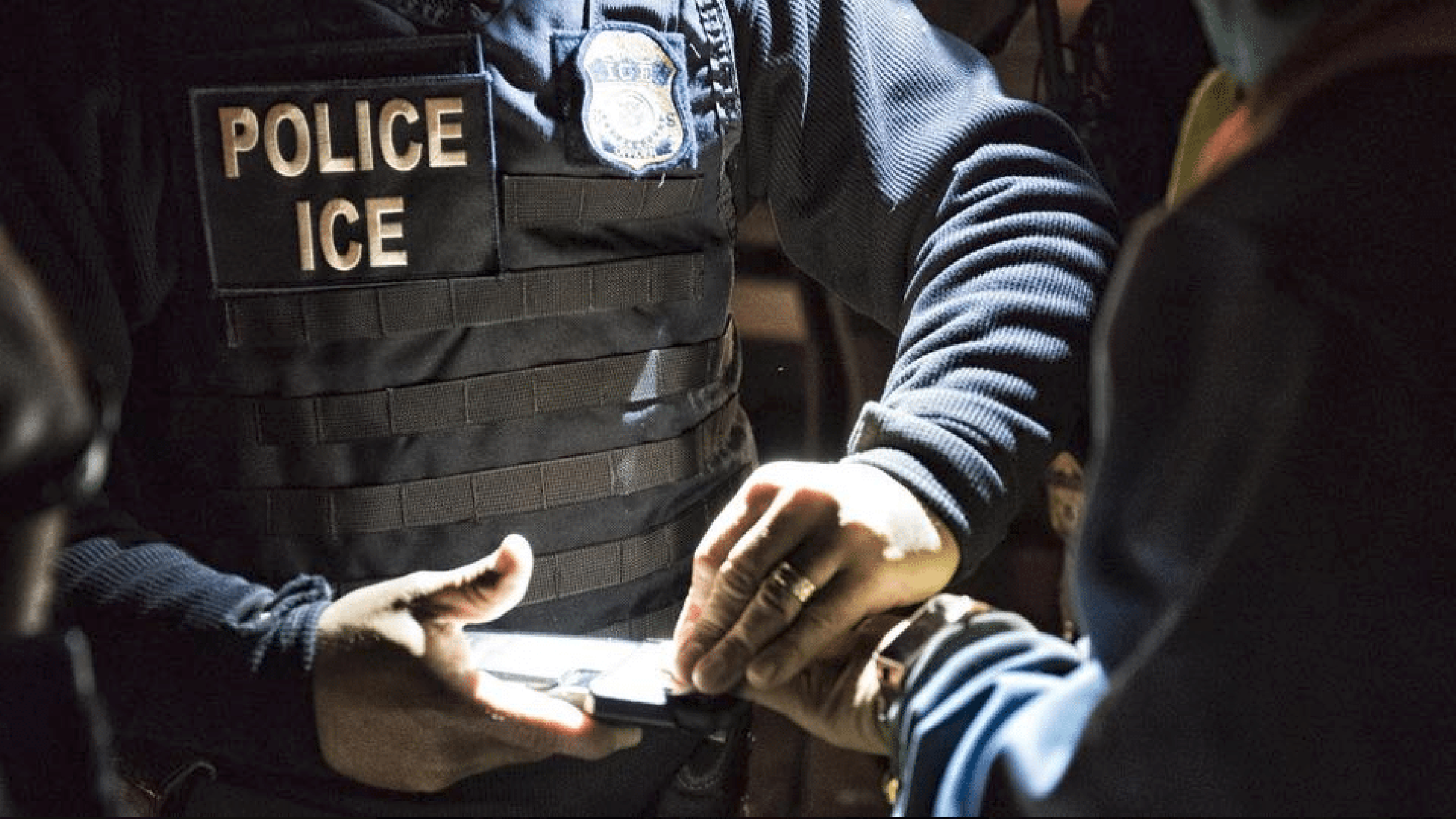 Deportan y niegan la residencia de cientos de migrantes engañados por abogados fraudulentos del Bronx