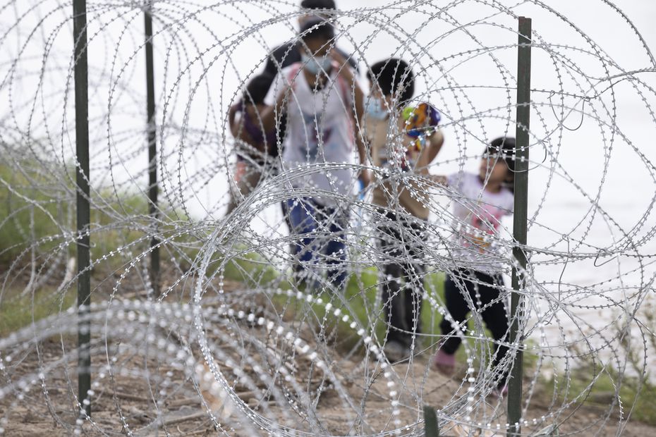 Texas refuerza alambre de púas en su frontera con México pese a presiones de EU