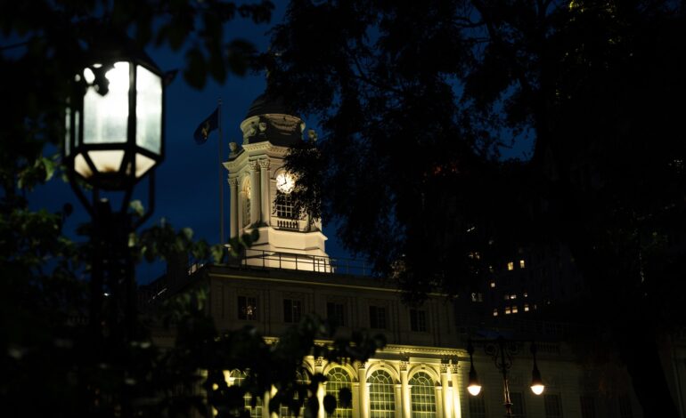 EL AYUNTAMIENTO Y OTROS EDIFICIOS DE LA CIUDAD SE ILUMINARON AYER DE AMARILLO EN HONOR DEL DÍA INTERNACIONAL DEL RECUERDO DE LA TRATA DE ESCLAVOS Y SU ABOLICIÓN