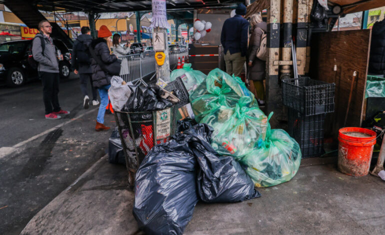 NYC planea cobrar a propietarios de edificios residenciales por botes de basura obligatorios