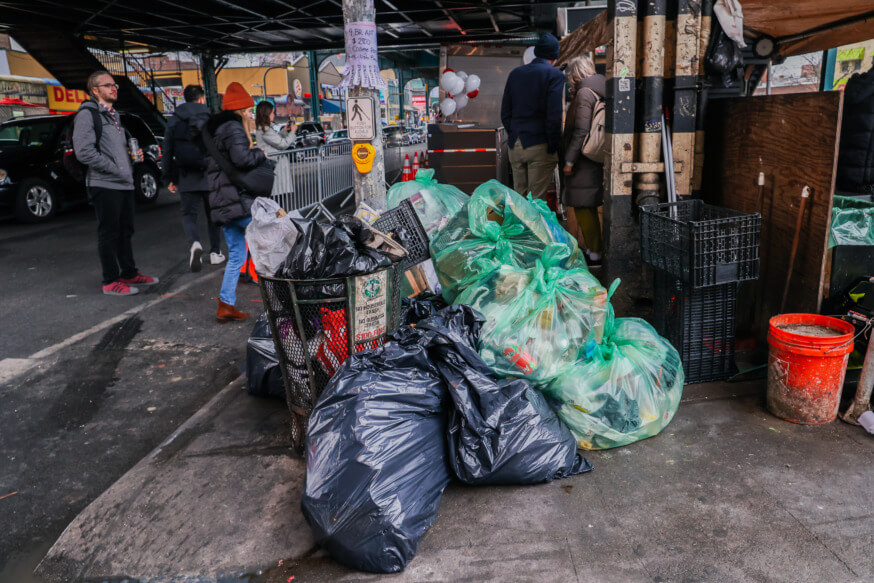 Pronto entra en efecto en NYC la regla de uso de botes de basura con tapa hermética