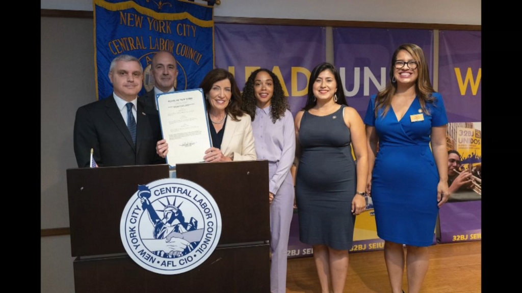 Gobernadora  Hochul firma paquete legislación que protege y amplia beneficios para trabajadores