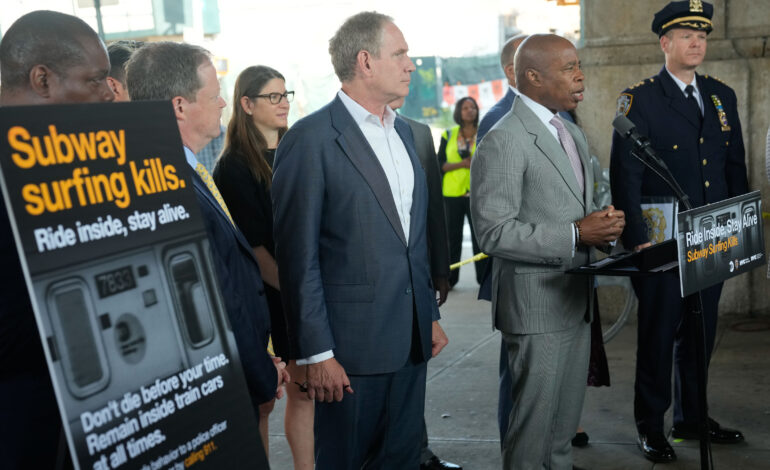 Alcalde Adams y Gobernadora  Hochul y MTA: “El Surf en el Metro mata, viaje adentro, manténgase vivo”