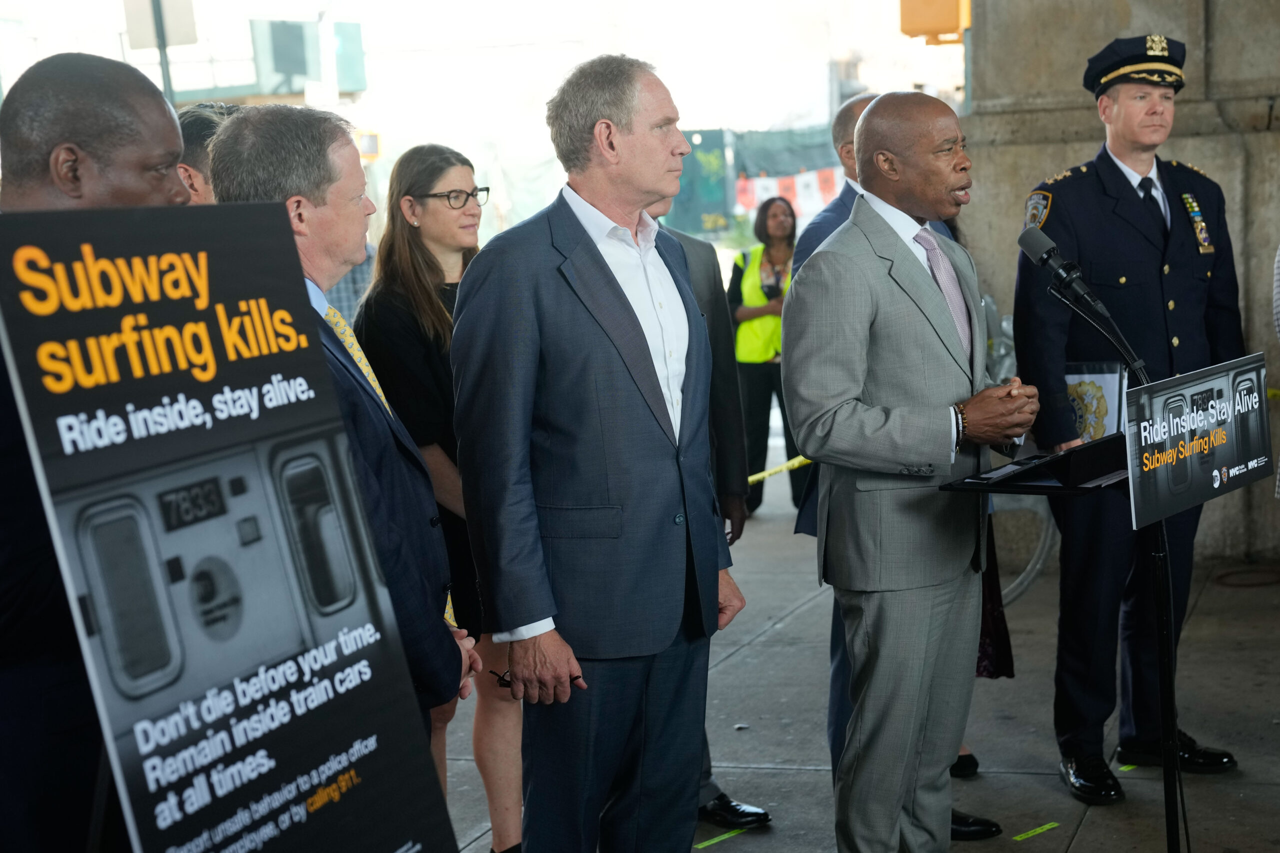 Alcalde Adams y Gobernadora  Hochul y MTA: “El Surf en el Metro mata, viaje adentro, manténgase vivo”