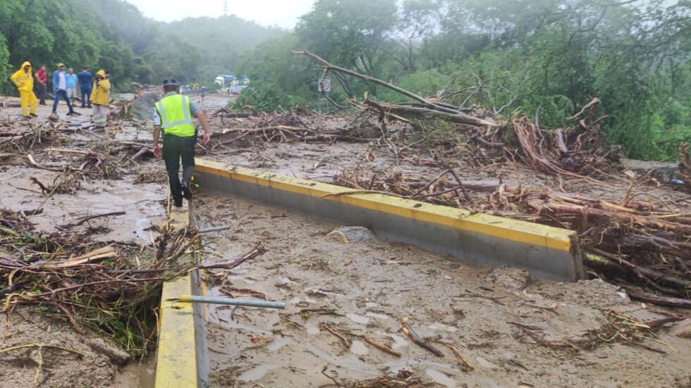 Acapulco se encuentra incomunicado tras el paso devastador del huracán Otis en México
