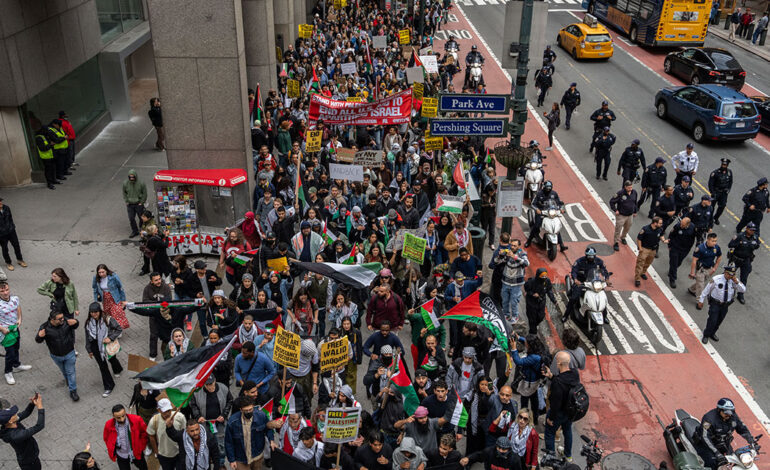 Cientos de estudiantes de NYC salen de sus clases exigiendo el fin de la guerra entre Israel y Hamas