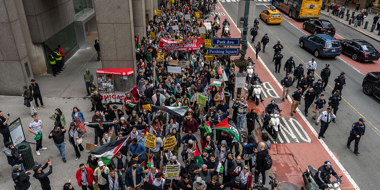 Cientos de estudiantes de NYC salen de sus clases exigiendo el fin de la guerra entre Israel y Hamas