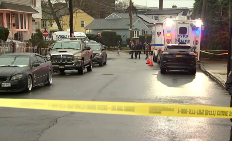 Apuñalamiento en Queens deja varios muertos y heridos, entre ellos dos policías