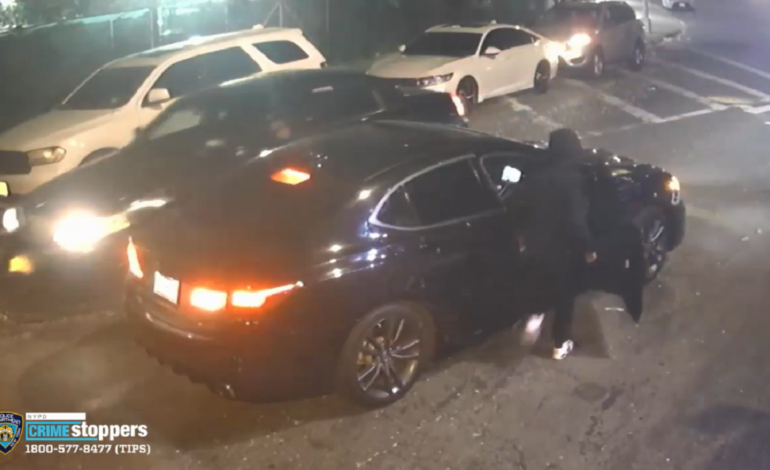 Ladrones roban a punta de pistola autos de lujo en Queens
