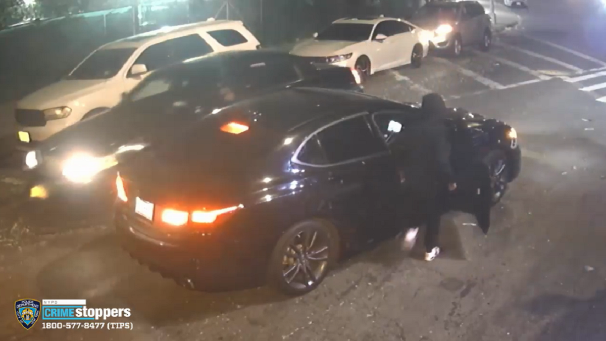 Ladrones roban a punta de pistola autos de lujo en Queens
