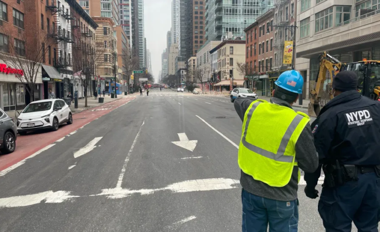 Rotura de tubería de vapor en Manhattan: no se halló asbesto, pero seguirán calles cerradas