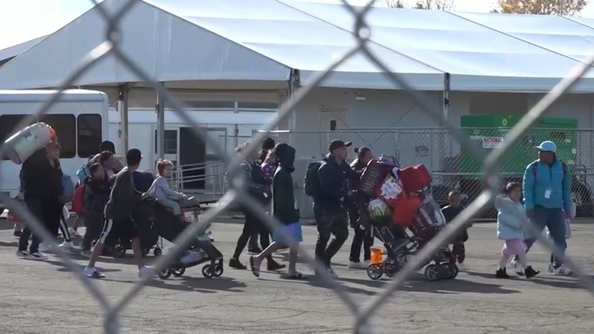 NYC evacua casi 2,000 migrantes del refugio en Floyd Bennett Field debido al tiempo severo que se aproxima