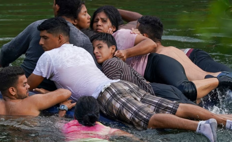 Muertes de migrantes en el río Bravo intensifican tensiones entre Texas y el gobierno federal