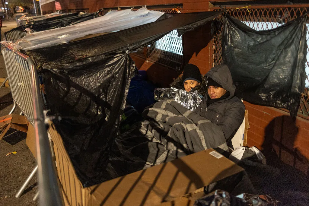 Temperaturas gélidas se convierten en el más reciente desafío para migrantes en NYC