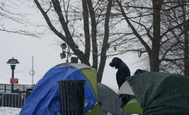 Migrantes instalan tiendas de campaña fuera del refugio de Randall’s Island por falta de espacio
