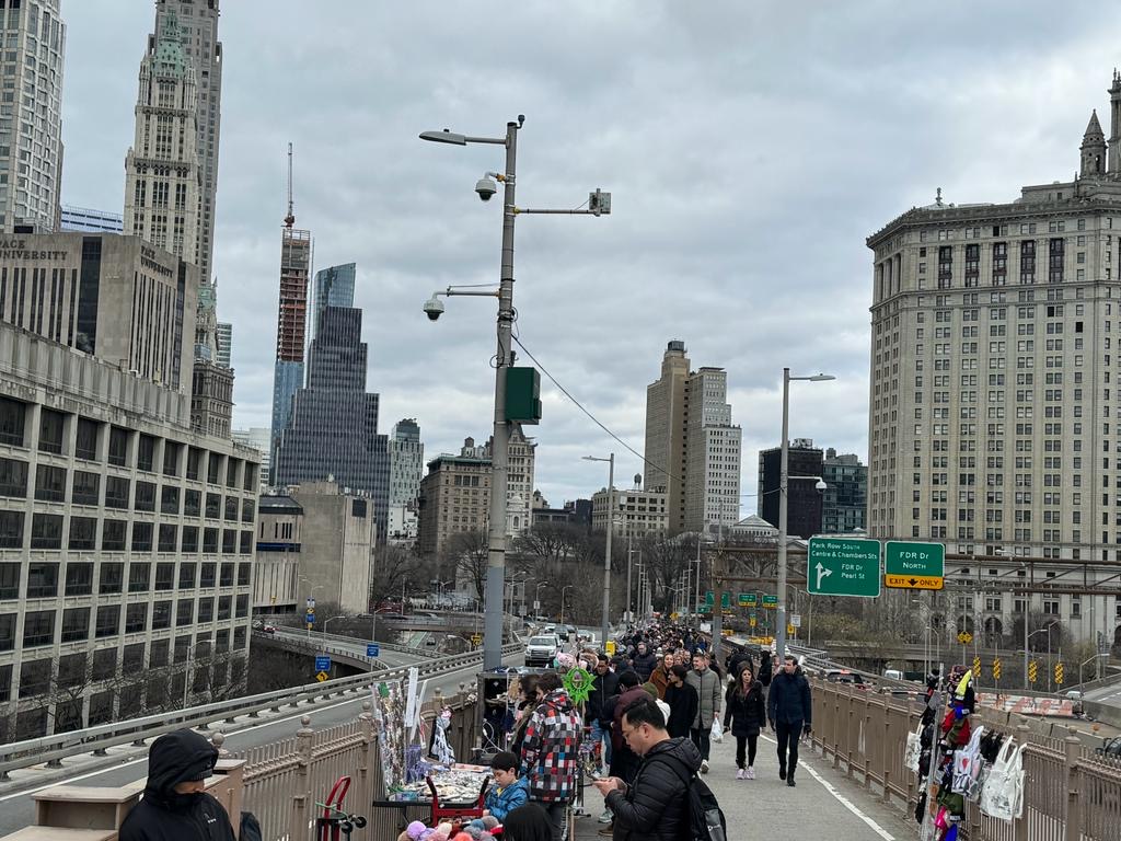 Entra en vigor la prohibición de vendedores ambulantes en el puente icónico Brooklyn Bridge