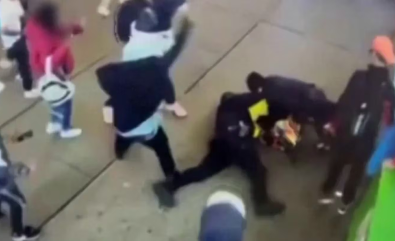 Arrestan 7 sospechosos por golpiza contra dos policías frente a refugio de migrantes en Manhattan