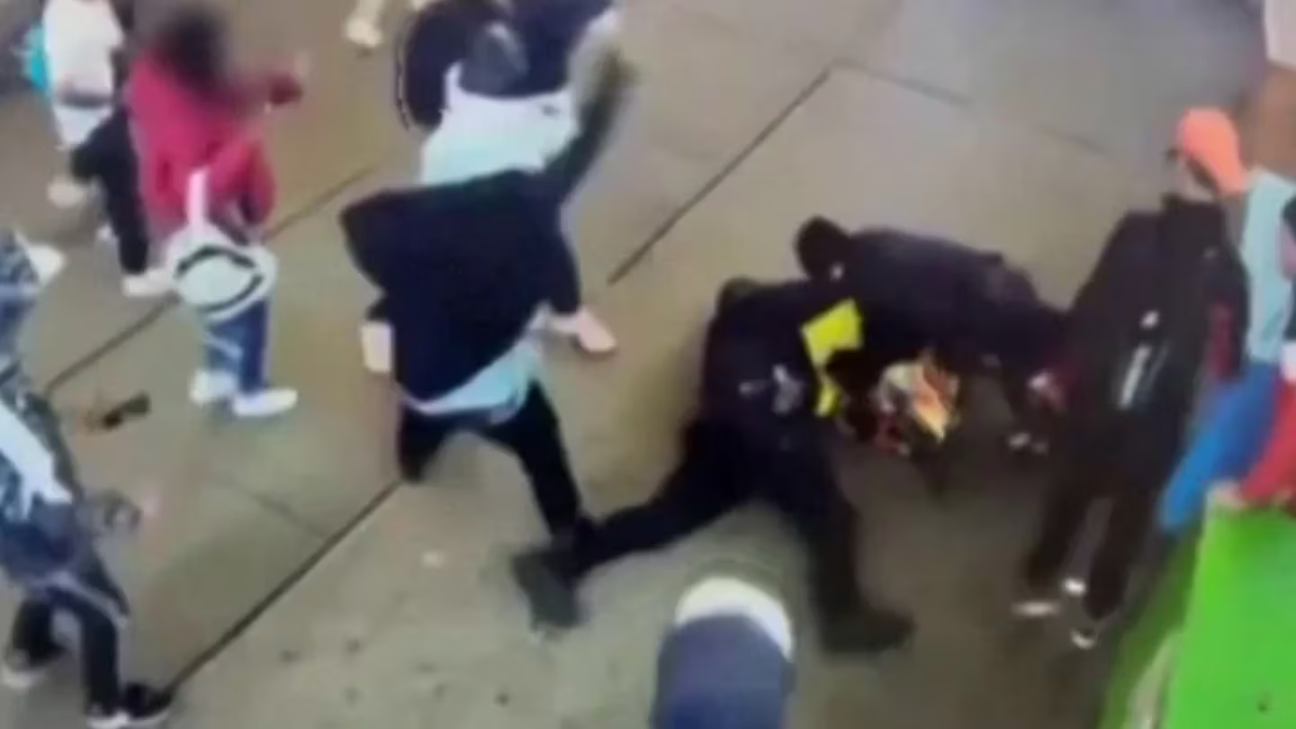 Arrestan 7 sospechosos por golpiza contra dos policías frente a refugio de migrantes en Manhattan