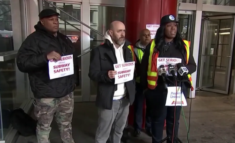 NYPD implementará más revisiones de bolsos en ciertas estaciones del metro tras ola de violencia