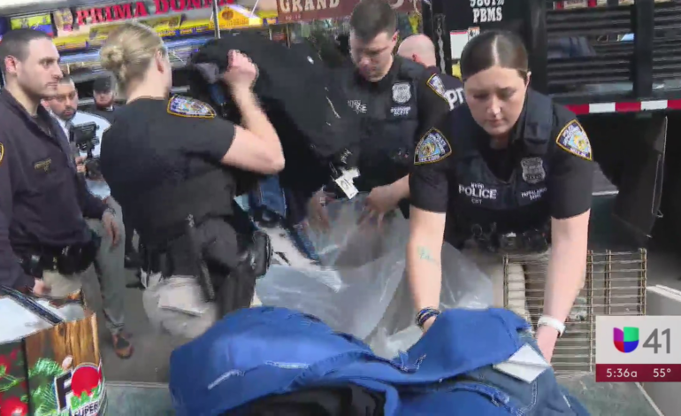 El NYPD realiza operativo contra venta ambulante ilegal en Queens tras quejas de residentes y negocios