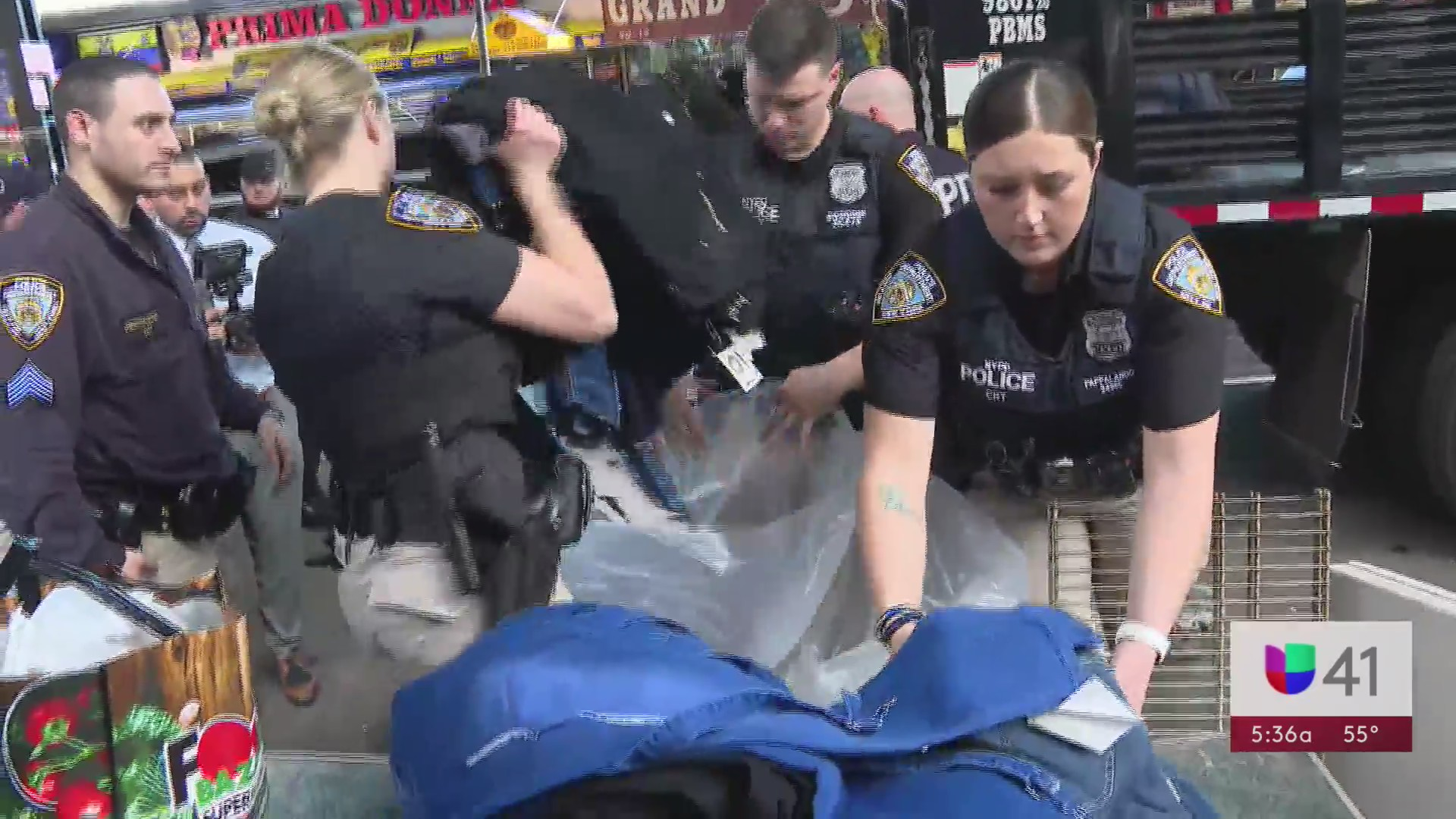 El NYPD realiza operativo contra venta ambulante ilegal en Queens tras quejas de residentes y negocios
