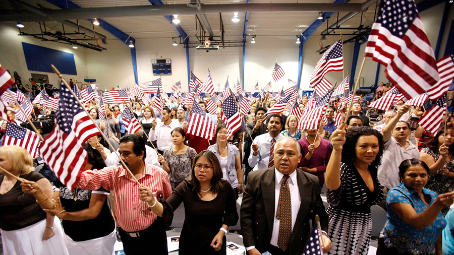 Más de 7,7 millones de inmigrantes se hicieron ciudadanos en la última década