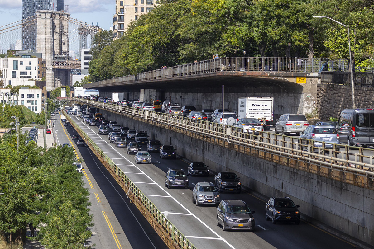 NYC DOT inicia campaña de notificación antes del tercer y último cierre de BQE del 1 al 3 de junio debido a trabajos necesarios de reparación de la base de la via