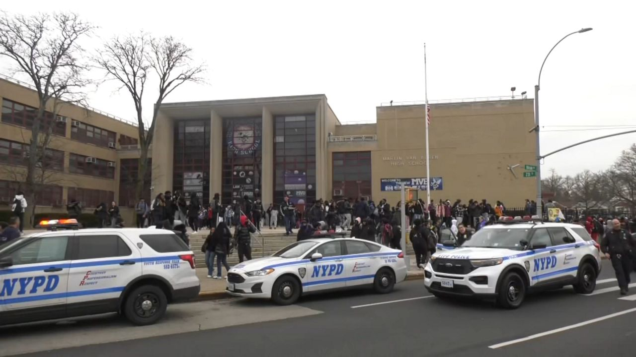 Violencia en escuelas: Tres estudiantes son apuñalados en dos casos separados en Manhattan y Queens