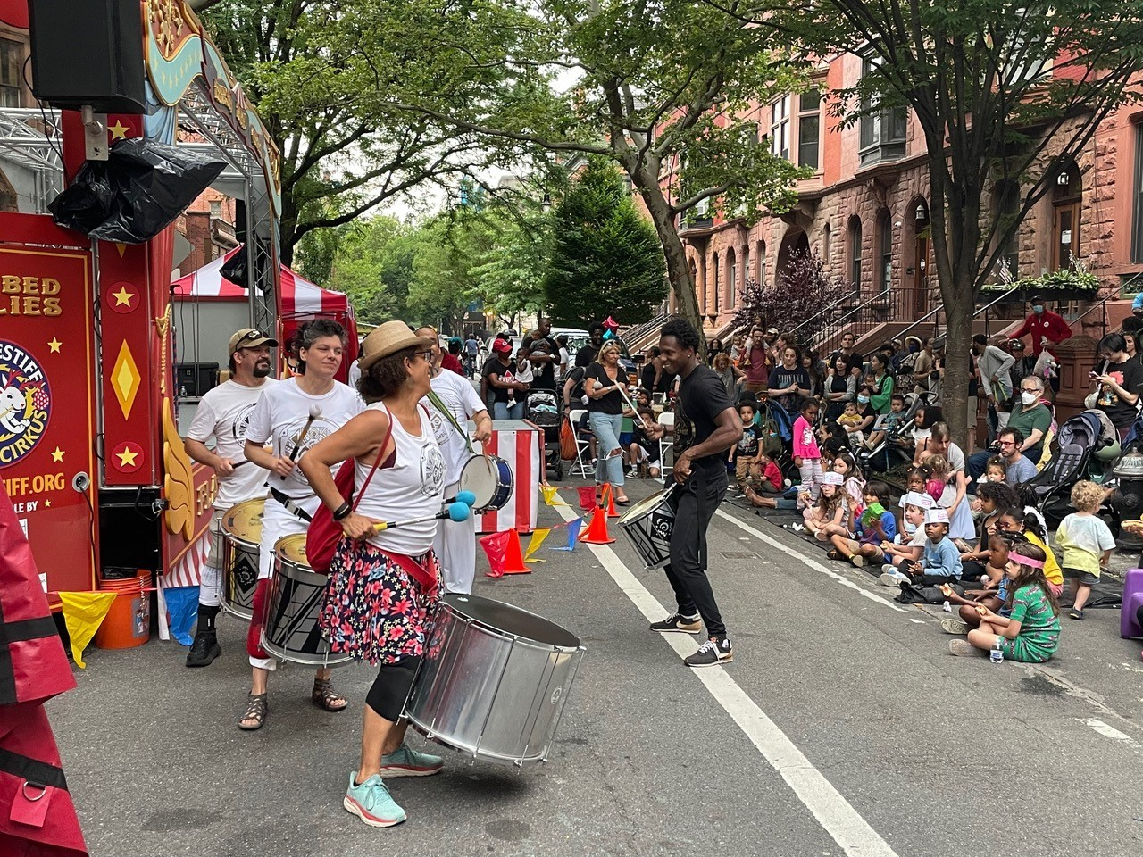 NYC DOT celebra el mes de la música con actuaciones en espacios públicos en los cinco distritos y lanza programación de verano