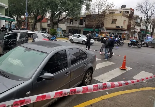 Policía sufre lesiones durante persecución de auto robado en Queens, sospechoso bajo custodia