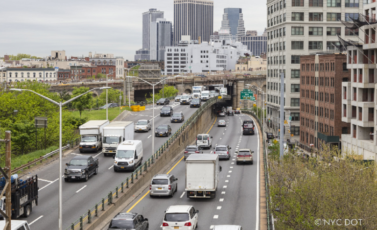 NYC DOT anuncia que un pequeño segmento de BQE con destino a Staten Island en el área del centro de Brooklyn se reducirá a un carril de viaje los próximos dos fines de semana